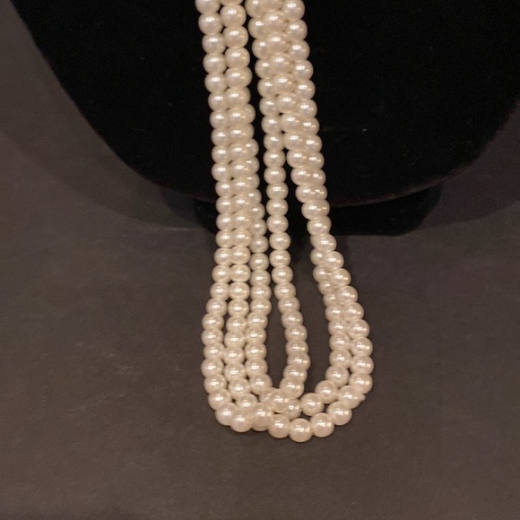Beautiful necklace made with leather and pearls. - Picture 3 of 5
